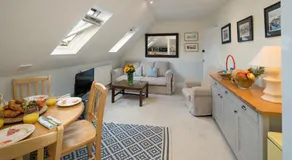 3 BR Central Cowes, Sleeps 8, Sea Views, free parking, ferry voucher LONG TERM DEALS AVAILABLE - Image 3
