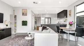 Luxurious Living in St Clair with Spa and Balcony - Image 3