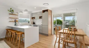 Modern Coastal 4 Bedroom house in paradise, walk to beach and rockpools, large yard - Image 3