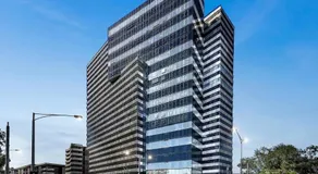 Top-Floor 2BR Apt, 270 deg Skyline, Free Parking - Image 2