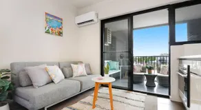 Beautiful Studio with City Views in Randwick - Image 2