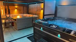 5 Bed Town House With Additional Luxury Hot Tub And Within City Centre And Sleeps Up To 11 With Sky And Netflix - Image 5
