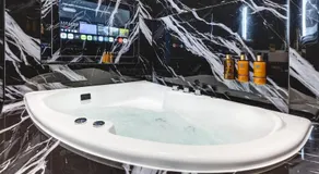 Luxury Cosy Garden Suite - Spa-Bath - Image 4