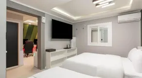 Social Stay - Image 2