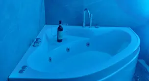 LA SUITE DEL DOGE - Suite Privata con Vasca Idromassaggio e Ingresso Indipendente,Camino e Cromoterapia - Image 4
