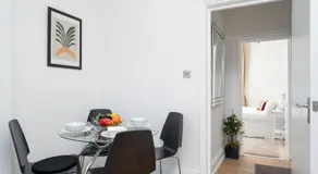 Superb location! Cozy 2-3 bed, Garden views & access, 3 minutes to Tube - Image 2
