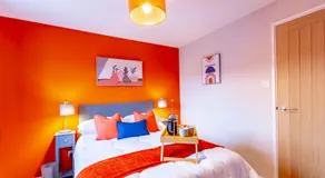 Modern 2-Bed Home with Free Parking Near Peak District - Image 2