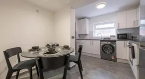 Comfort Meets Style, 4-Bedroom Home with All Essentials, Tottenham, Free Parking, Sleeps 12! Contractor & Group Friendly! - Image 3