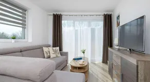 Przestronny Apartament z 2 Sypialniami Parkingiem i Balkonem by Noclegi Renters - Image 2