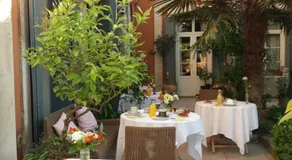 Belle suite au coeur de ville petit déjeuner jardin et bassin - Image 3