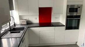 Double room with private bathroom in Basingstoke - Image 3