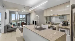 Hamilton Riverview Apt with Balcony & Pool - Image 4