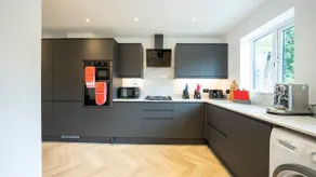 Artful Abode - Garden Patio, Parking, Sleeps 8 - Image 3