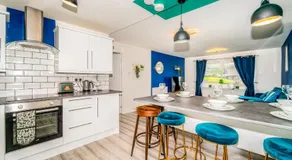 Sleek and Stylish 3 Bed in Greenock - Sleeps 8 - Image 3