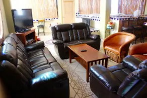 Mid-century Ocean View Apartment - Image 3