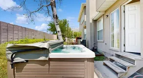 Roomy townhouse with full kitchen private hot tub & patio - near skiing - Image 5