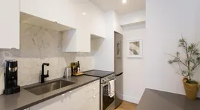 6768 - 402 · Blue Oasis Studio with Full Kitchen and Bath by Denstays - Image 4