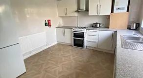 Homely three bedroom - Image 4