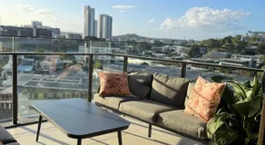 Luxury Stay With City View - Free Parking,Pool,Wifi - Image 5
