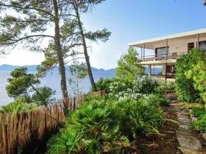 Design meets Tranquility in Beautiful Holiday Home steps away from Sandy Beach - Image 2
