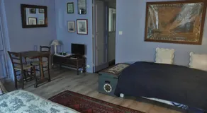 Vaste chambre au centre du bourg - Image 2