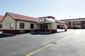 Americas Best Value Inn & Suites Macon at Eisenhower Pkwy - Image 4