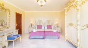 Castle Beach House. Luxury Beachfront Villa - Image 2
