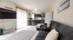 Boyton House Sleeps 14 Long Stays Parking Wi-Fi - Image 2