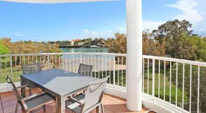 2 BD spacious apartment in Parkyn Parade with water views. - Image 4