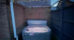 The Norwich Hideaway - Private Hot Tub - Image 5