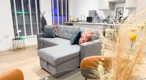 Spacious Modern 1 Bed Apartments in St Neots - Perfect for Contractors & Professionals - Free Parking - WiFi - Fully Equipped Kitchen - Smart TV Ideal for Work Stays and Long Projects - Image 2