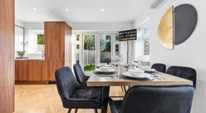 AC Family Home 4BR Sleeps 8 Garden Wifi & Parking - Image 2