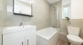 2 Bedroom Flat Free Parking - Image 2