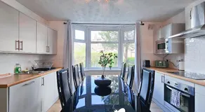 Large 6BR Manchester House Free Parking & WiFi - Image 3