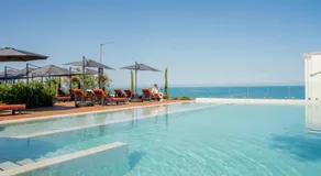 Modern 1-bed with pool & seaview - Image 3