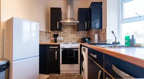 Stylish 2 Bed Flat with Free Parking near Harbour - Image 5