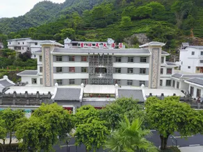 Jixiang Tiankeshe Hotel - Image 4