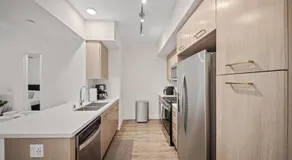 Ultra Luxury Santa Monica Residence with Pool, Gym, Rooftop Garden & Free Parking - Image 4