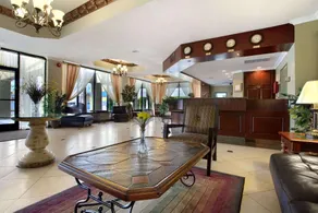 Howard Johnson by Wyndham Reseda Hotel & Suites - Image 3