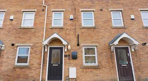 Modern 3 Bed Home with Garden, Free Parking and Wi-Fi - Image 2