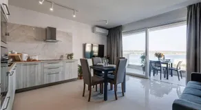 9TEN11 Apartments Seaview - Image 4