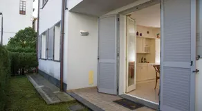 Appartamento con giardino e parcheggio privato - Image 3