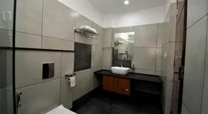 ARAKKAL GUESTHOUSE - Image 5