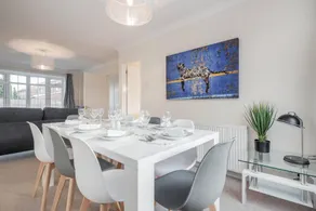 Charming 3 Bed house Family and Long-stay Discount - Image 3