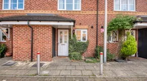 Peaceful terrace house with allocated parking bay - Pass the Keys - Image 5