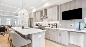 Sleeps 12 Downtown Entire home with rooftop - Image 3