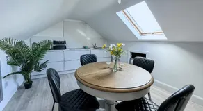 Cobh Beautiful Rooms - Image 5