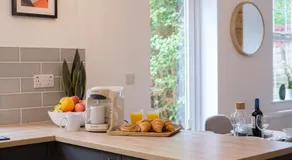 NEW Lovely-4Bed-2Bath-Parking-By FabAccommodation - Image 5