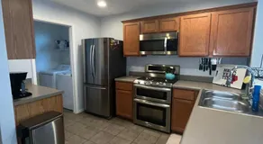 House with King Bed & Fire-pit Minutes to Cota and Tesla, Near Airport - Image 3