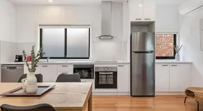 Gorgeous 3-Bed House with Spacious Shared Backyard - Image 5